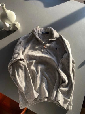 Polo Ralph Lauren halv zip  - Säljer nu denna riktigt snygga polo Ralph Lauren halv zip tröjan i st L men som passar M. Bara höra av dig vid frågor eller funderingar och pris kan absolut diskuteras.