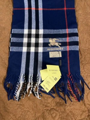 Burberry halsduk - Fin fräsch, använd men bra skick