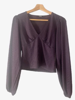 Mörklila blus med v-ringning bikbok - 🩷