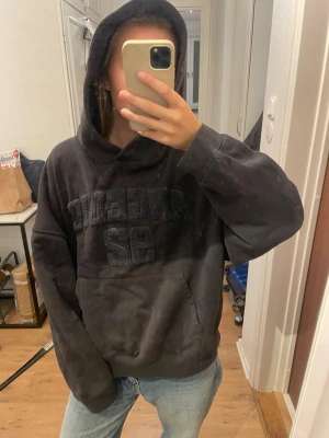 Svart hoodie med text - Najs hoodie från new yorker💕💕