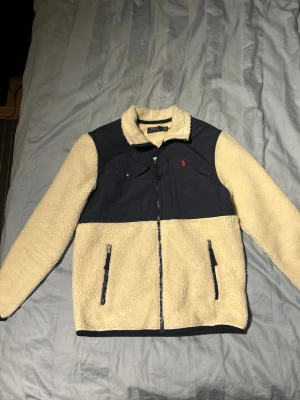 Fleece jacka från Ralph lauren - Säljer en snygg Ralph lauren fleece jacka i mycket bra skick. Storlek S