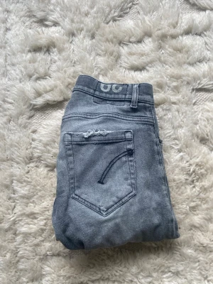 Dondup George jeans - Säljer ett par riktigt fräscha Dondup George storlek w29 billigt pris pågrund av ett hål i rumpan👍 vid minsta fundering hör gärna av er först till kvarn!!!🍾