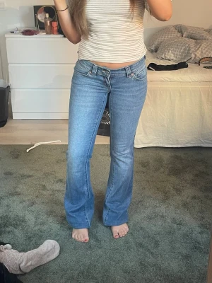 Ljusblå bootcut abrand jeans - säljer pågrund av ingen användning, jeansen är uppsydda då de endast finns en längd på jeansen. De är storlek 26 i midjan. Jag är ca 155cm lång!!💓💓använda 1 gång!!