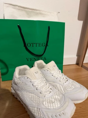 Bottega Veneta sneakers  - Säljer ett par vita sneakers från Bottega Veneta med snyggt texturerat mönster och platt sula. 