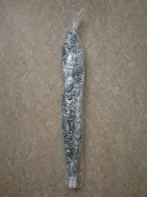 Julgran - Dekorativ julgran, 60cm hög. Produkten är ny och ligger i originalförpackning. Endast avsedd för dekoration, ej leksak. Perfekt för mindre utrymmen eller som extra julpynt. Inga synliga defekter eller slitage.