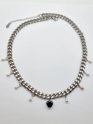 Stilfullt halsband med kristall hjärta  - Material-rostfritt stål och zirconiakristall hjärta..  Bra kvalitet! Inspirerat av Maria Nilsdotter . Kedjetjocklek-7mm 