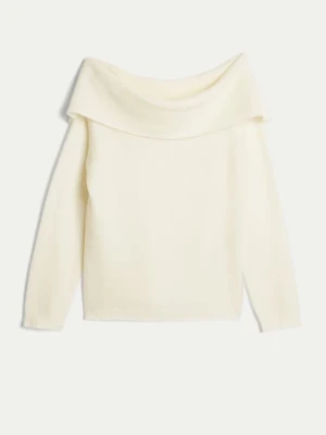Offshoulder stickad vit tröja - Säljer en stilren offshoulder stickad tröja i mjuk vit ton. Tröjan har bred, nedvikt krage och långa ärmar. Ny oanvänd, med prislapp kvar. Nypris 499kr. 