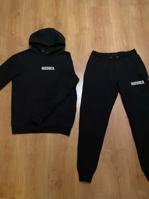 Hoodrich set - svart hoodrich set i storlek xs