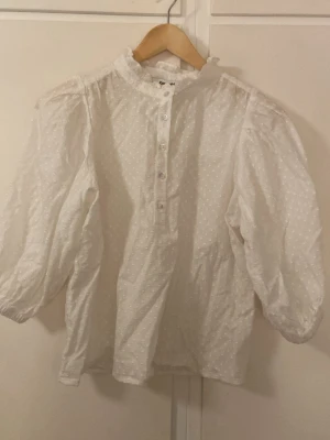 Vit blus med små knotter från Kappahl  - Köpte för någon skolavslutning, endast använd en gång. Legat i en garderob i ett par år