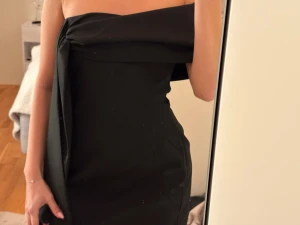 Svart axelbandslös kortklänning - Säljer denna slutsålda klänning ifrån Zara🥰 den är i kostymmaterial och helt oanvänd med prislapp kvar! Den är inte stretchig🤗
