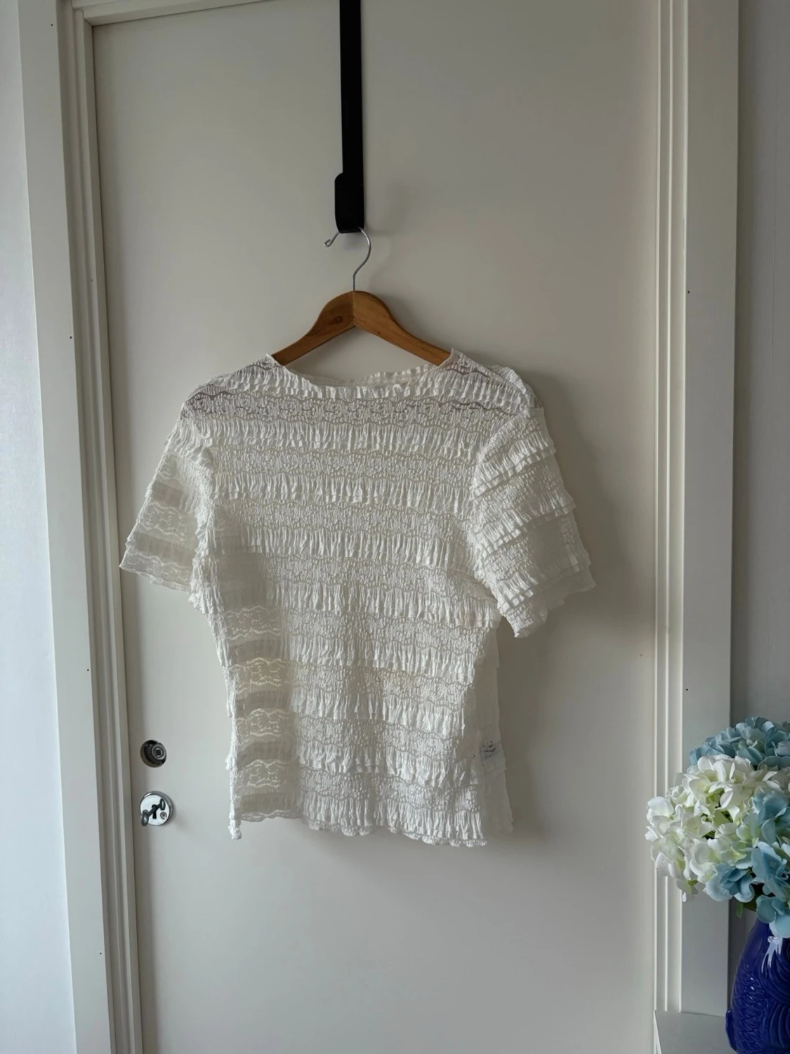 Vit blus med spets och volanger