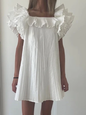 Plisserad klänning från Zara S - Populär klänning från Zara i fint skick! Passar fint till tex student eller konfirmation. Säljer även i storlek XS och M. Möts upp i Stockholm🦢obs. bilden i annonsen är lånad. 