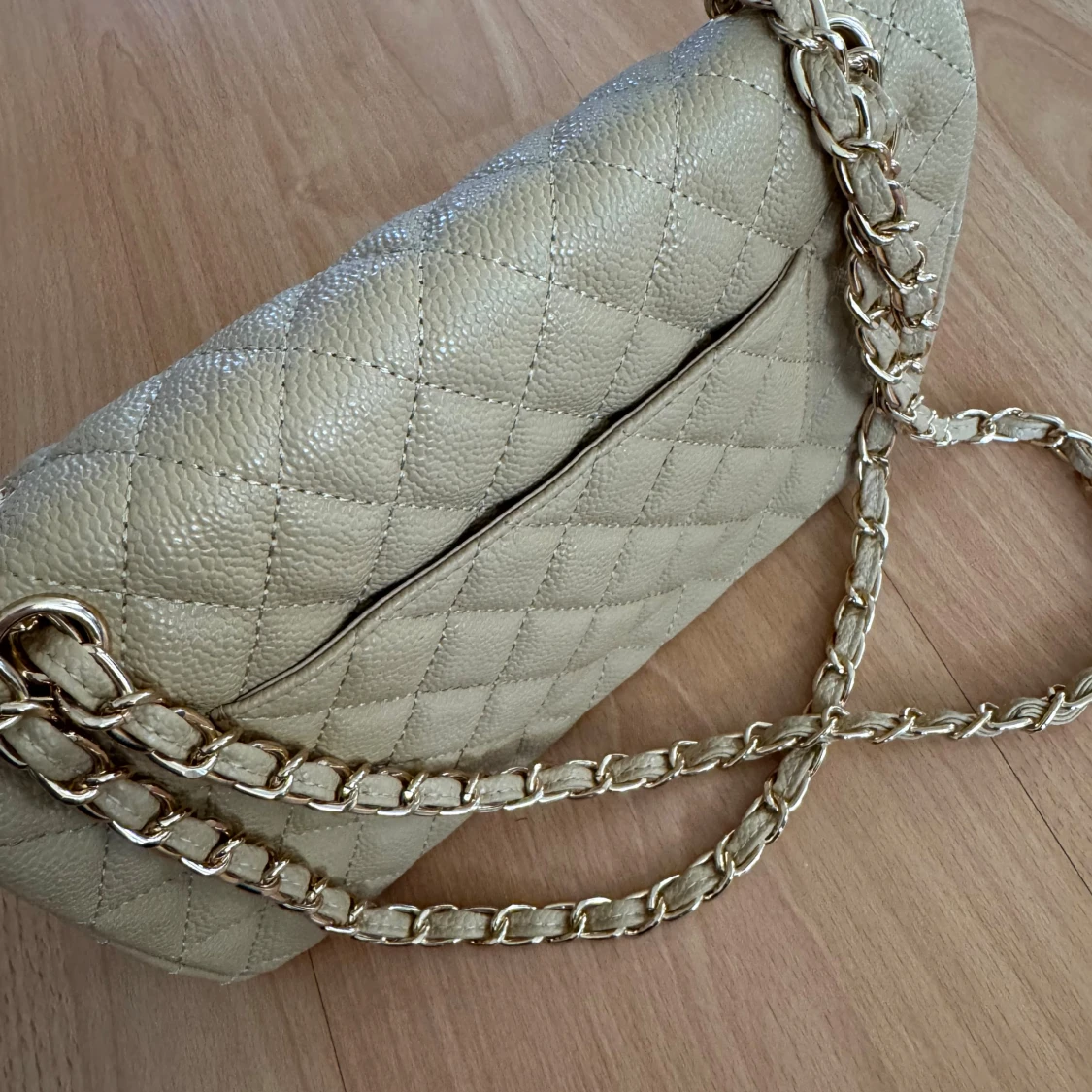 Beige quiltad CC axelväska  - 2