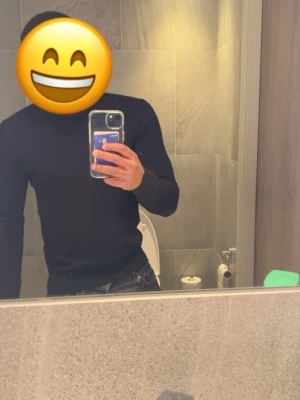 Marinblå 100% merino tröja  - Säljer en marinblå 100% merinotröja med tight och skön passform. Köpt från Brothers. Enkel och stilren design som passar med nästan allting. Passar S men även Xs . Skick 10\10 inga defekter. Pris kan diskuteras vid snabb affär. Tveka inte att skriva i Dm