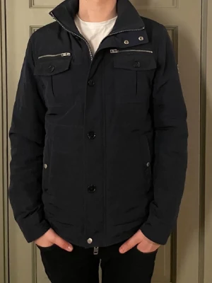 J.lindeberg fieldjacka - Snygg jacka från j.lindeberg, storlek M, Myckey bra skick inga skador eller nåt sånt. Skriv vid minsta fundering!