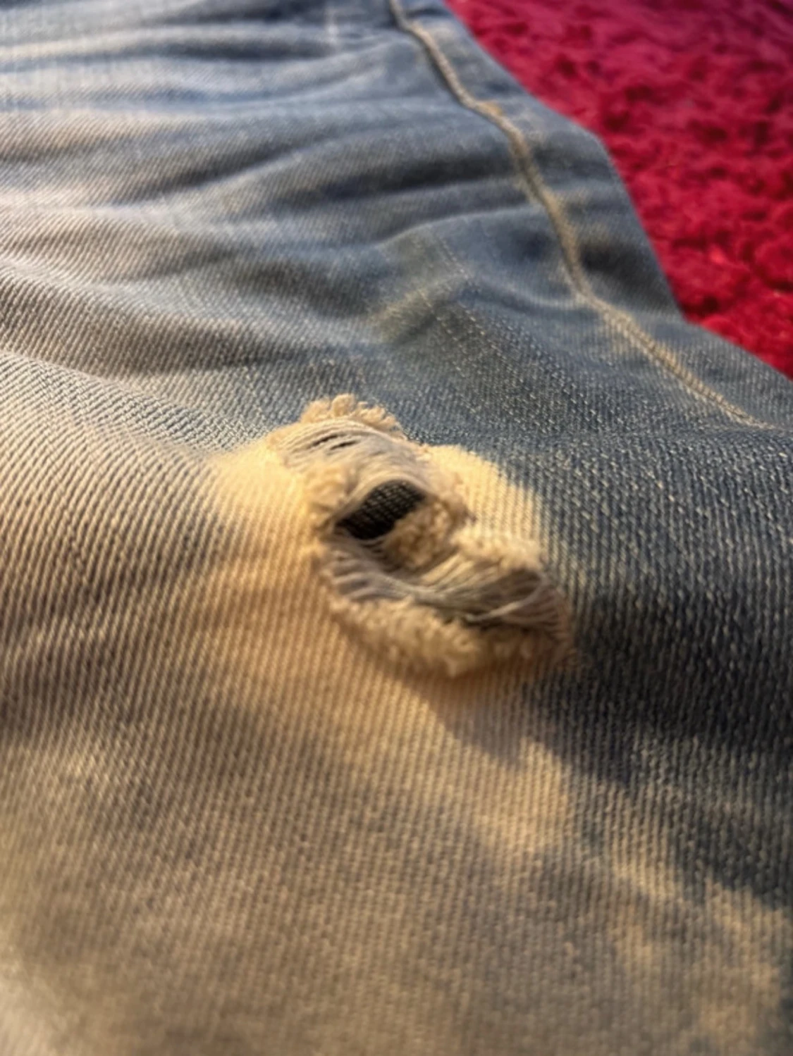 Blå jeans med slitningar  - 6