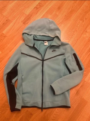 Nike Tech Fleece kofta turkos - strl S - mycket bra skick - Nike Tech Fleece-kofta i turkos, storlek S. Väldigt bra skick, sparsamt använd. Inga fläckar, hål eller slitage. Mjuk, bekväm och varm – perfekt till vardag och träning.