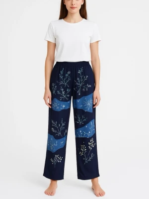 NYA  Mörkblå bekväma vida byxor frostiga snö motiv ❄️ ✨❄️mönster - Nya, plomberade Snygga mörkblå byxor med vida ben snö ❄️ mönster mörkblått med  beige toner. Byxorna har elastisk midja och är tillverkade i ett mjukt lätt material som känns skönt mot huden. Perfekta för en avslappnad och trendig stil. Storlek> 38-40-42 . Large. 