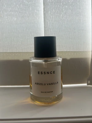 ESSNCE Absolu Vanilla parfym - Upptäck ESSNCE Absolu Vanilla Eau de Parfum. Ingredienser: alkohol denat., parfum (fragrance), coumarin. En modern och stilren flaska som passar perfekt i din samling. Exakt halva mängden kvar