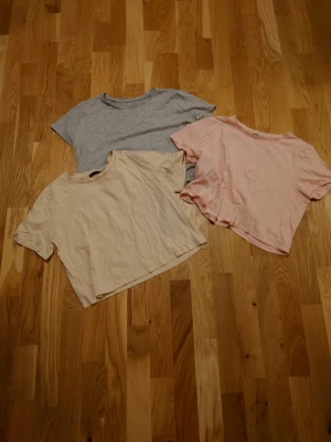 3 loose fit t-shirt - Tre korta T-shirt med baggy fit. Olika märken men samma storlek. Någon lös tråd finns på den grå och rosa men inga hål eller fläckar. 30 kr för alla