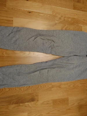 Grå mjukisbyxor  - Grå mjukisbyxor från Andy. Storlek S men då är de tighta. Passar bättre xs eller xxs. Lappen är borta men det syns inga märken. 