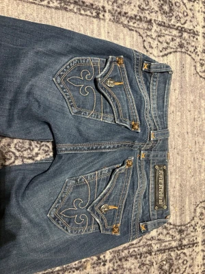 Rock Revival lowwaist bootcut jeans - Extremt fina och unika bootcut jeans!!🤩  Säljer dessa då de tyvärr inte kommer till användning eftersom jag har för många jeans.  Finns inga defekter och de ser ut som nya💞  Storlek 26, alla mått finns på sista bilden!😇