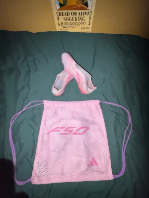 Adidas F50 elite lamine yamal  - Säljer ett par Adidas F50 elite lamine yamal. Säljer pga att storleken va lite för stor för mig.fotbollsskor i en snygg ljusrosa färg med vita och rosa detaljer. Skorna har platt sula med dobbar och är tillverkade i syntetmaterial för lätt vikt och bra grepp. Medföljer en påse🤗 använda 4 gånger på en cup