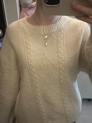 Stickad tjocktröja❤️ - Tröjan är från hm och är i storlek 152,tröjan sitter inte så tajt så den kanske passar till någon som har storlek 158-164,den är lite nopprig men annars är den i fint skick💕