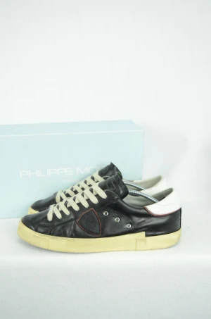 Philippe Model sneakers  - PHILIPPE MODEL SNEAKERS  Storlek : 43  Passform : Normal  Användning : Skorna är i ett fint skick utan defekter  Nypris : Cirka 3500SEK  Box ingår