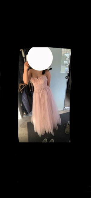 Balklänning - Säljer en ljusrosa balklänning. Storlek S,  passar mig som är 173. Passar någon som är mellan 165-175. Köpte från sellpy för 900kr. Säljer för 500kr då jag redan haft min bal. 