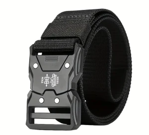 Svart  bälte med metallspänne - Säljer ett svart bälte med robust metallspänne och justerbar längd på 125 cm. Bältet är tillverkat i slitstark syntet och har en modern, sportig look som passar perfekt till outdoor och äventyr. Spännet har coola detaljer och bältet är brett och stabilt.
