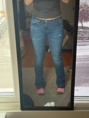 Blå bootcut jeans från LTB, strl 26/34 - Snygga blå jeans från LTB i modellen Fallon med bootcut och midwaist. I istorlek 26/34 passar mig som brukar ha S. Snygga jeans som inte är mycket använda.