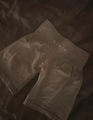 Nvgtn- Träningsshorts  - Nvgtn - Träningsshorts  Bruna, Stl. S  Knappt använda. Som nya