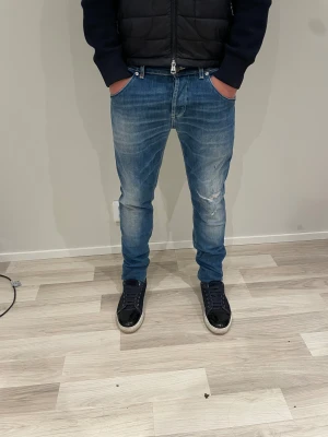 Dondup George - Dondup jeans  George! Trendigaste jeansen på marknaden. Sick 9,5/10. Ny pris 4000 kr men säljs för 599 ( modellen har original slitningar från fabrik vilket är väldigt efter traktat)