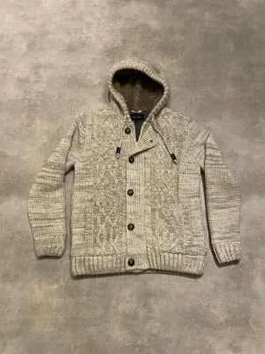 Stickad cardigan med fleece - Stickad jacka med fleece . Storlek L funkar också M , är 185 sitter bra. 