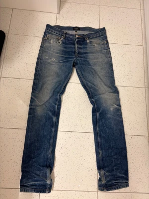  A.P.C. Jeans selvedge  - Snygga jeans från apc, selvedge i storlek 28. Som har  några hål i fickorna men går att fixa såklart . Hör av er för mått eller fler bilder.