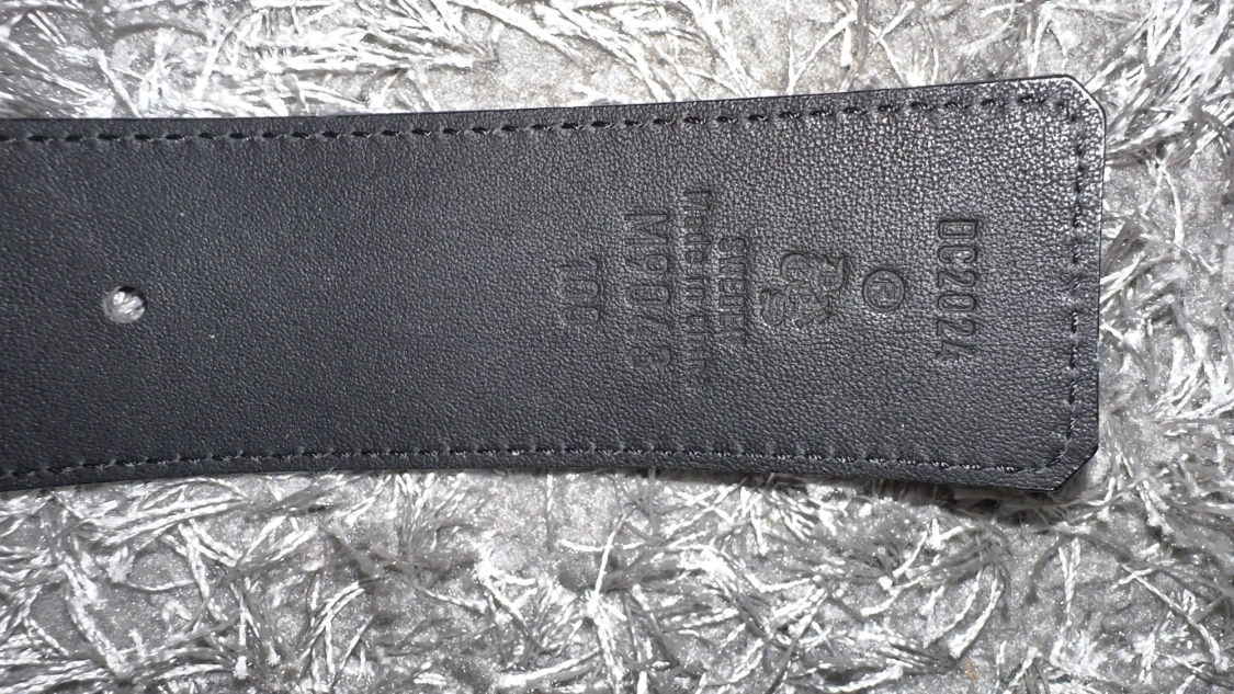 Elegant svart bälte från Decrese Sweden i 100% äkta läder med silverfärgat metallspänne. Stilrent 80 cm - 4