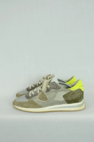Philippe Model sneakers  - PHILIPPE MODEL TRPX SNEAKERS  Storlek : 41  Passform : Normal   Användning : Skorna är i ett fint skick men förekommer lite slitage på undersulan  Nypris : Cirka 3500SEK