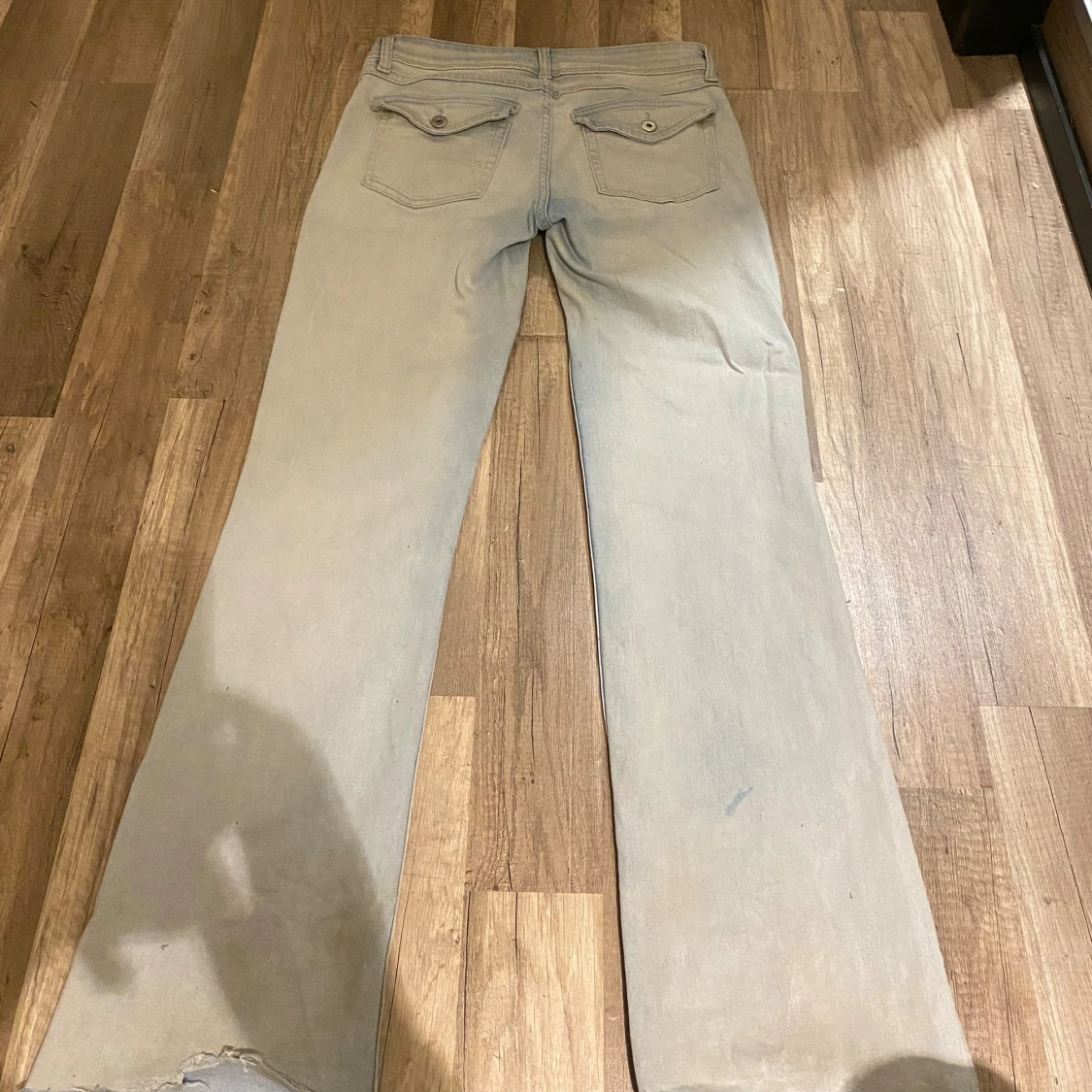 Ljusblå lågmidjade bootcut jeans med slitning - 4