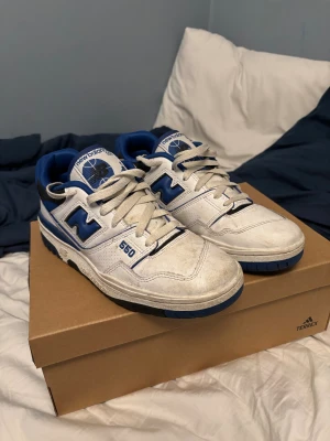 Blå vita New Balance  - Ett par skor som aldrig riktigt passat mig fast lite andvända 