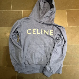 Celine hoodie  - Schysst Celine hoodie, väldigt bra skick, strl S sitter Tts, kan gå ner i pris
