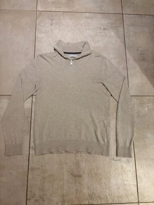 Jack&jones half zip - Säljer en beige Jack&Jones half zip i storlek XS men passar S. Den är bra skick! Hör av er vid eventuella frågor🤝