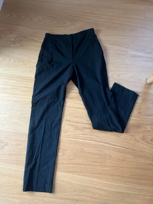 Svarta kostymbyxor från H&M, strl 36 - Svarta kostymbyxor, aldrig använda bara provade. 