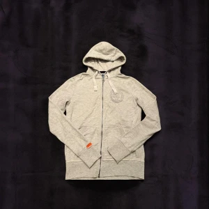 Superdry Zip - Säljer denna as feta sällsynta Superdry zip up tröja i Storlek S | Sjukt bra skick✅| Mitt pris 299kr | Skriv gärna vid frågor, pris kan självklart diskuteras👊.
