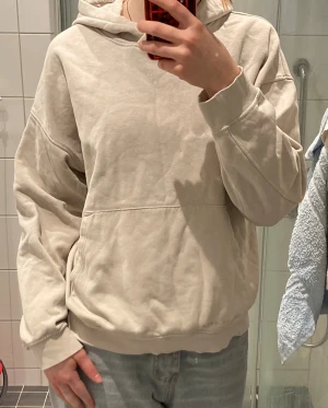 Beige hoodie med huva och ficka - En stilren beige hoodie med huva och stor magficka. 💕
