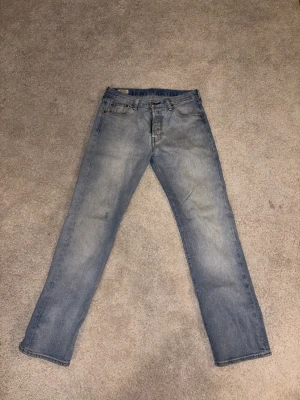 Levis 501 - Storlek 30 32. Ljus blå jeans från Levis. Lowkey och inte något som skriker. Köptes nya på Zalando för ett tag sen. Säljs då de inte passar min bror längre