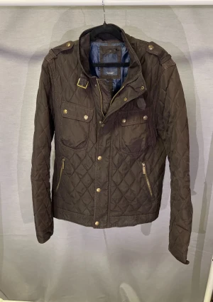 Field jacka - Sjukt snygg field jacka som är sjukt bekväm och samtidigt stilren! Modellen är 179cm sitter ganska bra,  något stor. Hör av dig vid minminsta fundering🤩