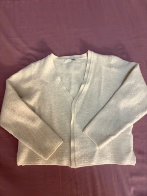 Vit stickad kofta från Sibin Linnebjerg - Säljer en skit snygg vit stickad kofta från Sibin Linnebjerg!!! Med v-ringad hals och långärmad design. Koftan har en mjuk och strukturerad yta, perfekt för lager-på-lager. Enkel och clean look som funkar till många stilar!!💕💕