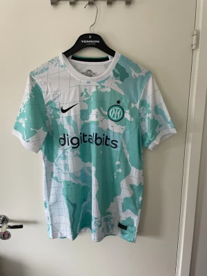 Fotbollströjor  - Riktigt feta fotbollströjor köper du mer än en får du bra rabatt skriv för fler bilder, frågor osv mvh Bossi😀