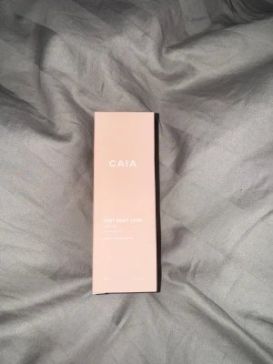 CAIA That Dewy Look Serum 30ml - Hej, säljer detta Caia serum, den är helt oöppnad då jag fick två till i present så blir lite onödigt att ha två liggande väntandes. Skriv gärna om ni har någon fråga💕CAIA That Dewy Look Serum i en stilren ljusrosa kartong. Serumet är framtaget för normal hud och innehåller bland annat glykolsyra och niacinamid. Förpackningen är 30 ml och har en modern, minimalistisk design.